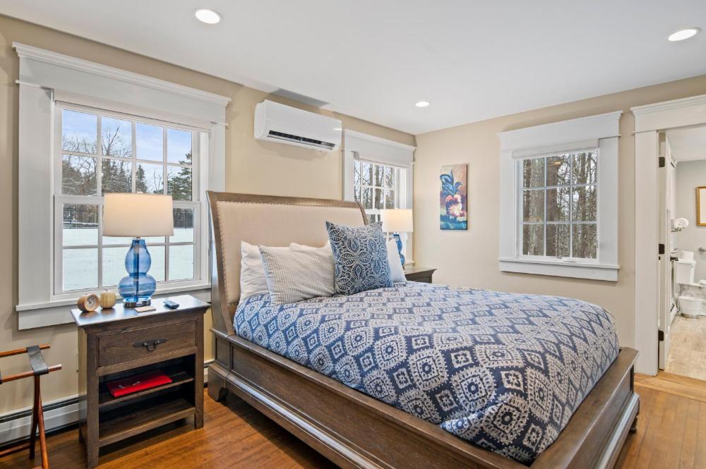 Family Room with Private Bathroom interior